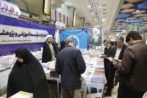 تصاویر / حال و هوای دومین روز نمایشگاه کتاب و دستاوردهای علمی مراکز پژوهشی حوزوی