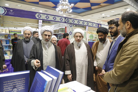 تصاویر/بازدیدآیت الله اراکی از نمایشگاه کتاب و دستاوردهای علمی مراکز پژوهشی حوزوی