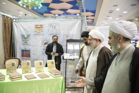 تصاویر/بازدیدآیت الله اراکی از نمایشگاه کتاب و دستاوردهای علمی مراکز پژوهشی حوزوی