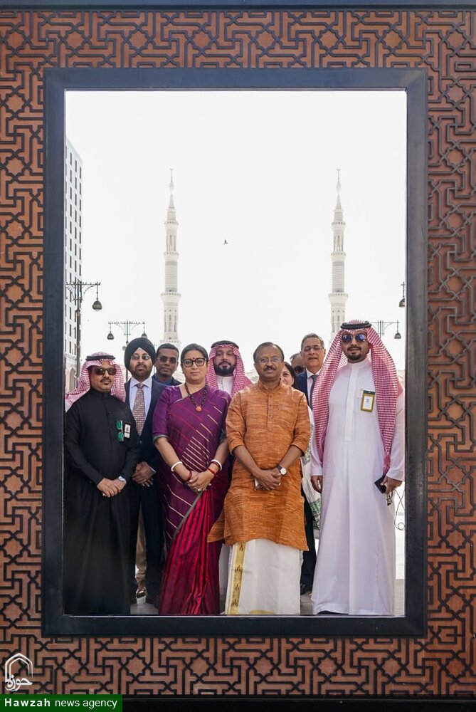 ہندوستانی مرکزی وزیر اسمرتی زبین ایرانی کا تاریخی دورے مسجد نبوی