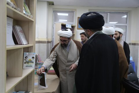 بازدید دادستان ویژه روحانیت خوزستان و لرستان از نمایشگاه آثار طلاب خوزستان