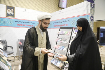 تصاویر/ حال و هوای سومین روز نمایشگاه کتاب و دستاوردهای علمی مراکز پژوهشی حوزوی-۲