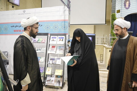 تصاویر / حال و هوای سومین روز نمایشگاه کتاب و دستاوردهای علمی مراکز پژوهشی حوزوی