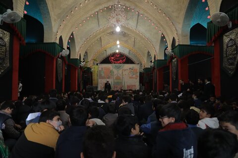 تصاویر: تجدید میثاق دانش آموزان کاشانی با نخستین سفیر ولایت در مسجد جامع کاشان