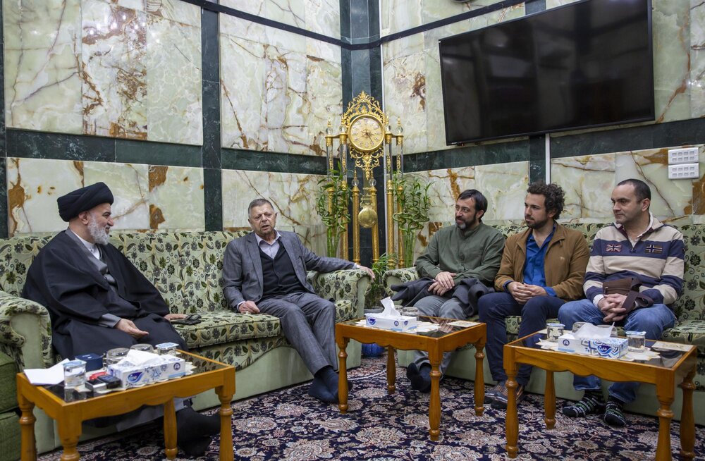 السيد الصافي: وجود السيّد السيستاني في العراق يمدّ المواطنين بالطمأنينة وكلامُه بلسم للجراح السيد الصافي: وجود السيّد السيستاني في العراق يمدّ المواطنين بالطمأنينة وكلامُه بلسم للجراح