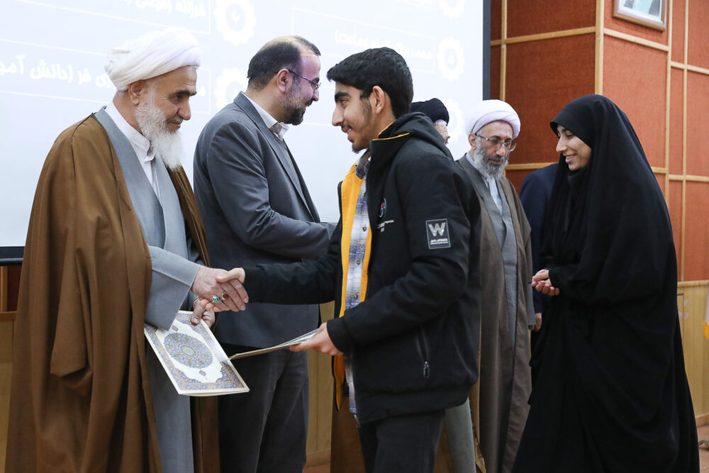 صهیونیستها، مستکبران آمریکایی و منافقین بدترین مراکز فتنه و فحشا هستند