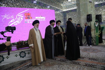 مصحف خطی جمعی از بانوان خوشنویس سراسر کشور رونمایی شد