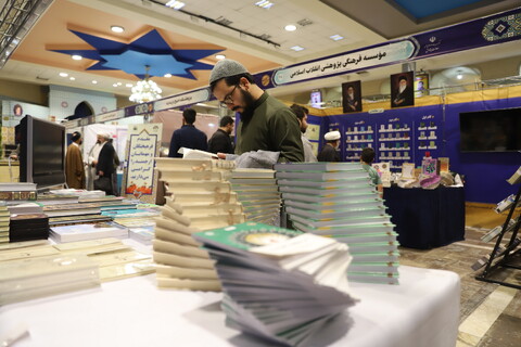 تصاویر/ حال و هوای پنجمین روز نمایشگاه کتاب و دستاوردهای علمی مراکز پژوهشی حوزوی