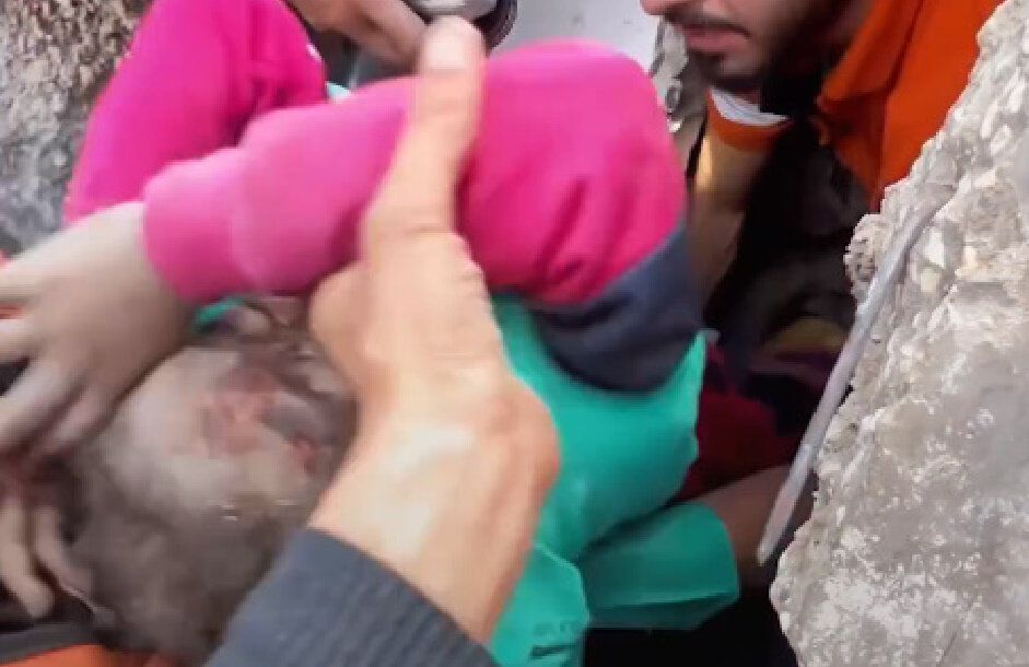 ویڈیو|غزہ میں ملبے سے ننھی بچی کو معجزانہ طور پر بچا لیا گیا