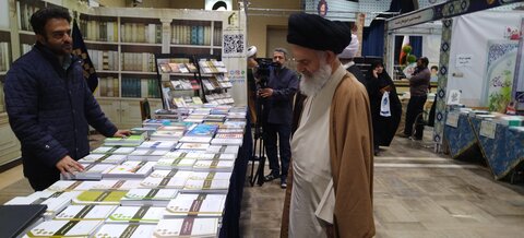تصاویر/ بازدید آیت الله حسینی بوشهری از نمایشگاه کتاب و دستاوردهای علمی مراکز پژوهشی حوزوی