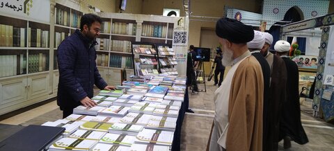 تصاویر/ بازدید آیت الله حسینی بوشهری از نمایشگاه کتاب و دستاوردهای علمی مراکز پژوهشی حوزوی