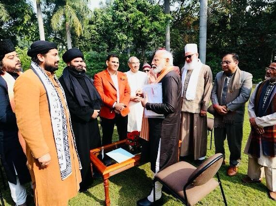 وزیر اعظم مودی کی ہندوستان کے سرکردہ مسلم مذہبی رہنماؤں سے ملاقات / خواجہ معین الدین چشتی کی قبر کے لئے پیش کی چادر