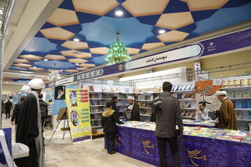 تصاویر/ حال و هوای بعدازظهر ششمین روز نمایشگاه کتاب و دستاوردهای علمی مراکز پژوهشی حوزوی