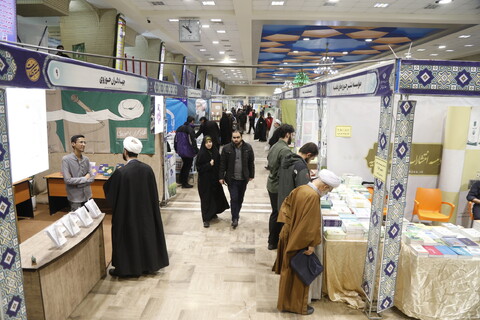 تصاویر/ حال و هوای بعدازظهر ششمین روز نمایشگاه کتاب و دستاوردهای علمی مراکز پژوهشی حوزوی