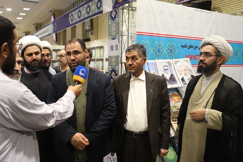 تصاویر/ بازدید وزیر آموزش و پرورش از نمایشگاه کتاب و دستاوردهای علمی مراکز پژوهشی حوزوی