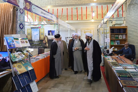 تصاویر/ بازدید جمعی از شخصیت‌های حوزوی از نمایشگاه کتاب و دستاوردهای علمی مراکز پژوهشی حوزوی