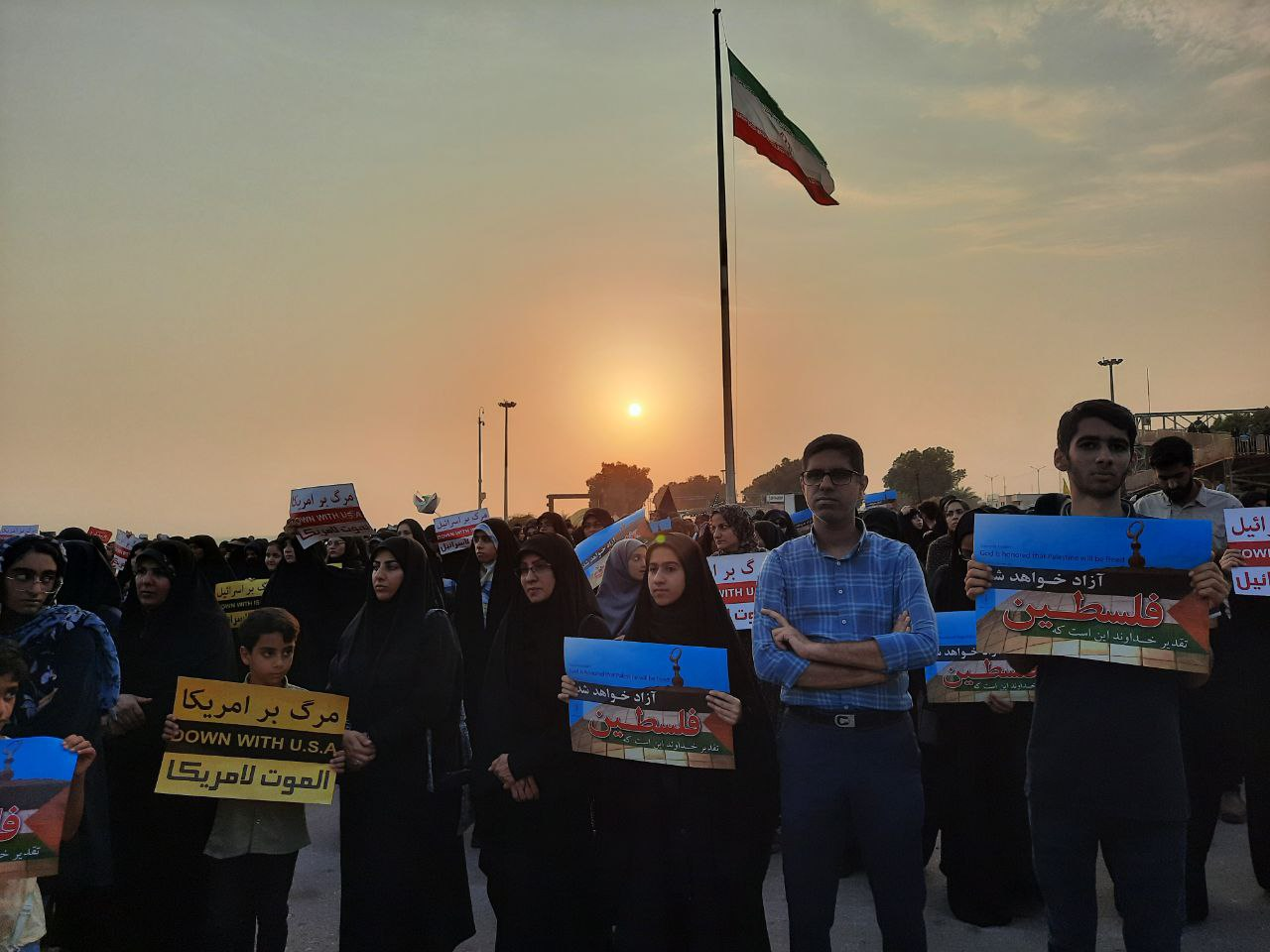تجمع مردم و دانشجویان بندرعباسی در اعتراض به حمله آمریکا و انگلیس به یمن