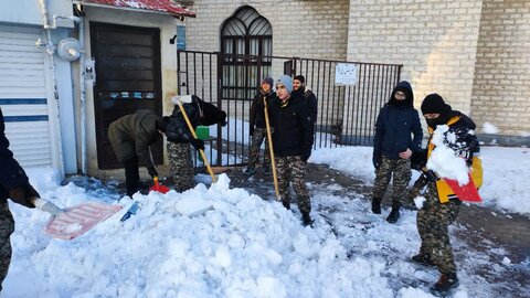تصاویر/گروه های جهادی بسیج در حال برف روبی در اردبیل