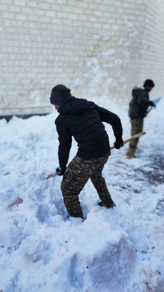 تصاویر/گروه های جهادی بسیج در حال برف روبی در اردبیل