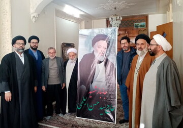 حضور نمایندگان آیت الله اعرافی در منزل روحانی شهید+ عکس