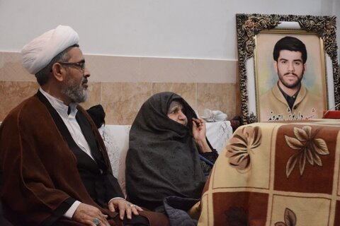 تصاویر دیدار استاندار و مدیرکل بنیاد شهید لرستان با خانواده های برخی شهدای دورود