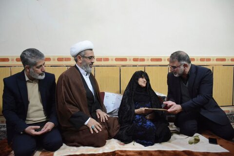 تصاویر دیدار استاندار و مدیرکل بنیاد شهید لرستان با خانواده های برخی شهدای دورود