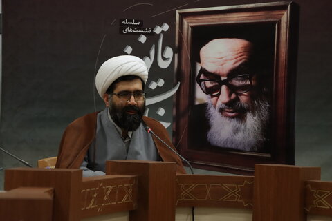 چهارمین نشست از سلسله نشست های خطابات قانونیه به همت میز تخصصی ترویج اندیشه های فقاهتی امام خمینی(ره) از مجموعه طرح های بنیاد شیخ انصاری(ره) به صورت حضوری و مجازی برگزار شد. در این نشست حجت الاسلام حاج ابوالقاسم دولابی با موضوع «خطابات قانونیه و تزاحمات اجرا» و حجت الاسلام اسدپور با موضوع «سیر تطور نظریه خطابات قانونیه امام خمینی(ره)» به ارائه بحث پرداختند.