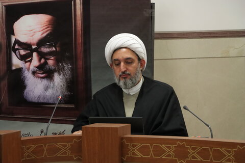 چهارمین نشست از سلسله نشست های خطابات قانونیه به همت میز تخصصی ترویج اندیشه های فقاهتی امام خمینی(ره) از مجموعه طرح های بنیاد شیخ انصاری(ره) به صورت حضوری و مجازی برگزار شد. در این نشست حجت الاسلام حاج ابوالقاسم دولابی با موضوع «خطابات قانونیه و تزاحمات اجرا» و حجت الاسلام اسدپور با موضوع «سیر تطور نظریه خطابات قانونیه امام خمینی(ره)» به ارائه بحث پرداختند.