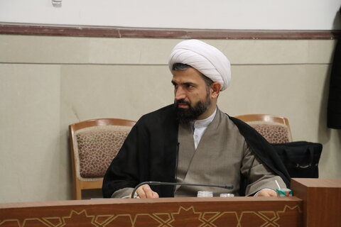 چهارمین نشست از سلسله نشست های خطابات قانونیه به همت میز تخصصی ترویج اندیشه های فقاهتی امام خمینی(ره) از مجموعه طرح های بنیاد شیخ انصاری(ره) به صورت حضوری و مجازی برگزار شد. در این نشست حجت الاسلام حاج ابوالقاسم دولابی با موضوع «خطابات قانونیه و تزاحمات اجرا» و حجت الاسلام اسدپور با موضوع «سیر تطور نظریه خطابات قانونیه امام خمینی(ره)» به ارائه بحث پرداختند.
