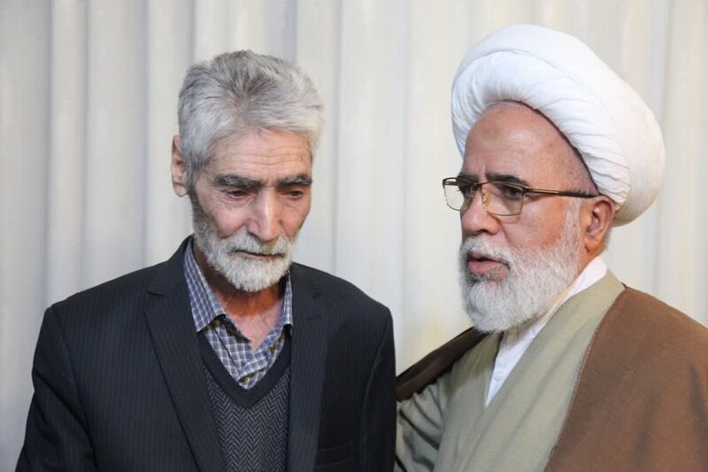 حضور امام جمعه کرمانشاه در منزل «شهید حاج صادق امید زاده»