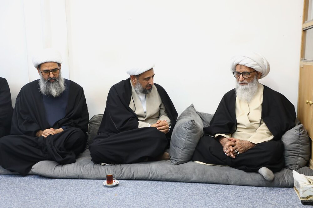 آية الله النجفي يستقبل أُسرة الشيخ محسن علي النجفي آية الله النجفي يستقبل أُسرة الشيخ محسن علي النجفي