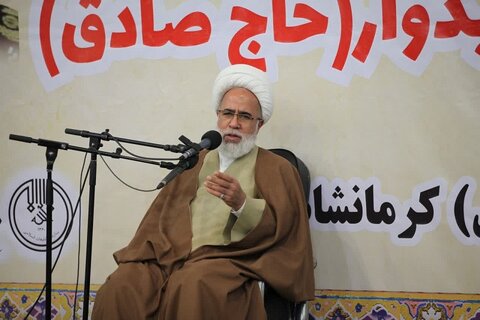 تصاویر/ حضور امامجمعه کرمانشاه، در محفل قرآنی و وداع با پیکر شهید «حاج صادق امیدزاده»