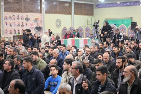 تصاویر/ حضور امامجمعه کرمانشاه، در محفل قرآنی و وداع با پیکر شهید «حاج صادق امیدزاده»