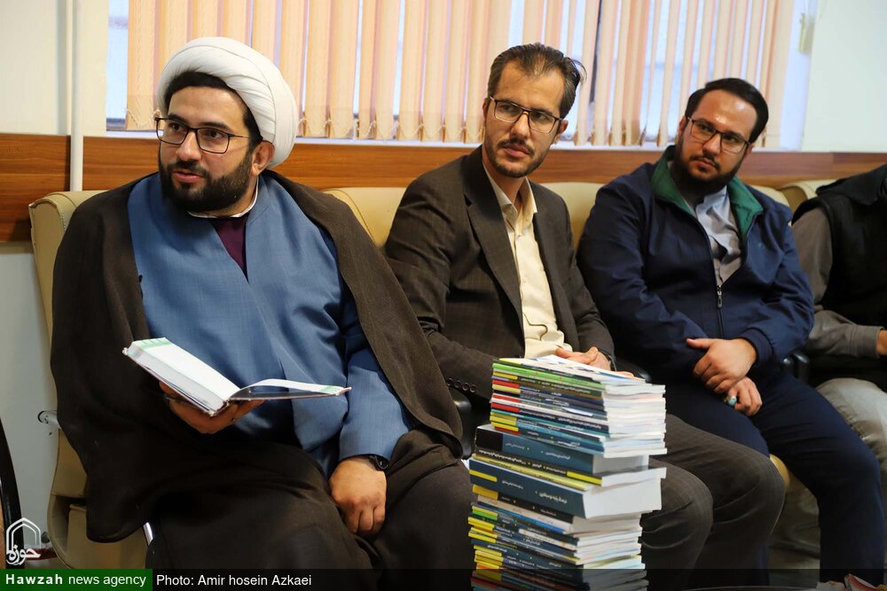 اولویت اصلی طلاب، توجه به مباحث علمی باشد