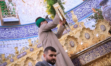 فیلم | گل آرایی ضریح قمر بنی هاشم (ع) در آستانه میلاد مولود کعبه (ع)