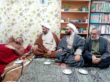 عیادت نمایندگان آیت‌الله اعرافی از مدیر مدرسه علمیه زین‌العابدین(ع) + عکس