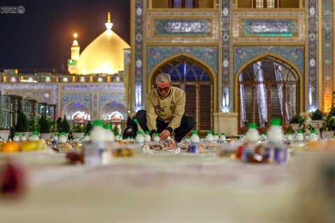 اطعام زائران علوی در صحن حضرت فاطمه (س) در شب ۱۳ رجب