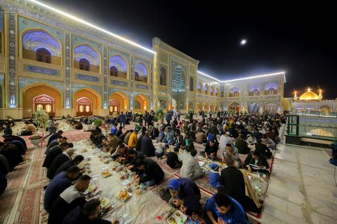 اطعام زائران علوی در صحن حضرت فاطمه (س) در شب ۱۳ رجب
