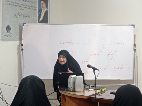 فائزه صفدرزاده  در کارگاه نوآیند زن و خانواده در مکتب نرجس مشهد