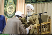 हज़रत इमाम अली अ.स. के जन्मदिन के अवसर पर विभिन्न मराजय इकराम के हाथों से दीनी विद्यार्थियों की अम्मामा गुज़ारी /फोंटों