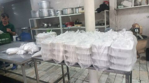 توزیع غذای گرم در بین معتکفین در شهرستان ساوه