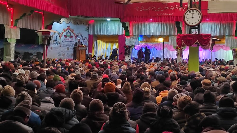 امیر المؤمنین علی ابن ابی طالب (ع) عالم انسانیت کیلئے مشعل راہ ہیں