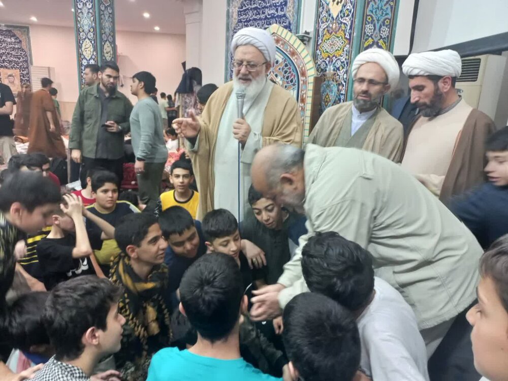 بازدید وزیر کشور از اعتکاف دانش‌آموزان آرمانی مسجد امام موسی کاظم(ع)