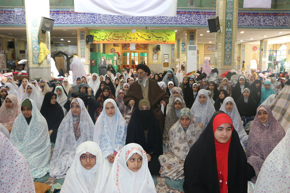 حضور امام جمعه اصفهان در میان دانش آموزان  معتکف+ عکس