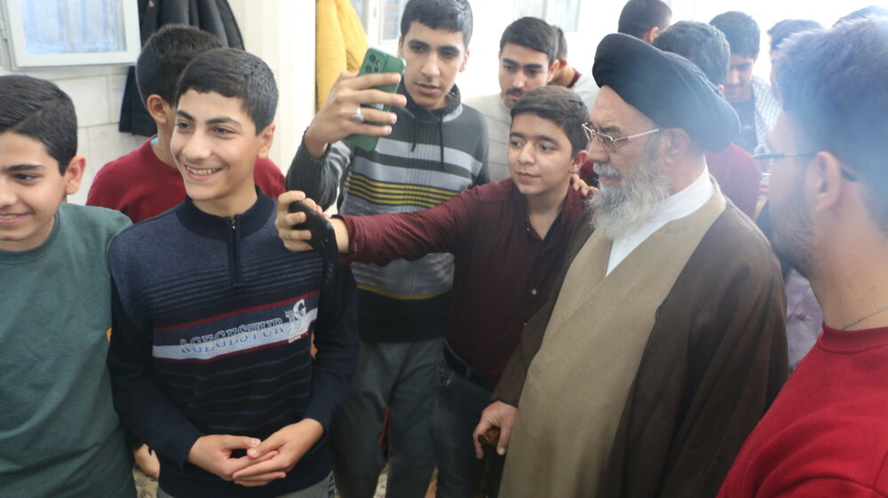 حضور امام جمعه اصفهان در میان دانش آموزان معتکف+ عکس
