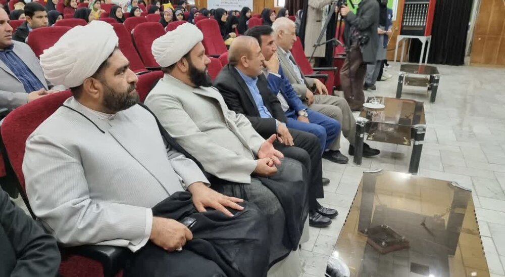 حجاب را به عنوان یک دستور الهی برای نسل جوان تبیین کنیم