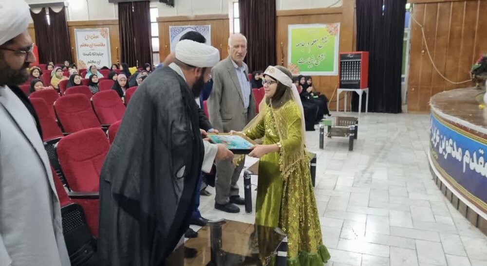 حجاب را به عنوان یک دستور الهی برای نسل جوان تبیین کنیم