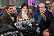 الإمام الخامنئي يتفقد معرض القدرات الإنتاجية الإيرانية + الصور