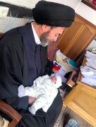 فیلم| اذان امام جمعه اردبیل در گوش نوزاد تازه متولد شده اردبیلی
