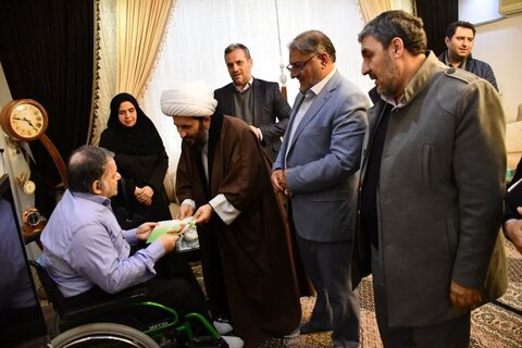 تصاویر/ دیدار امام جمعه شهرستان خوی با جانباز سرافراز رضا نیکنام